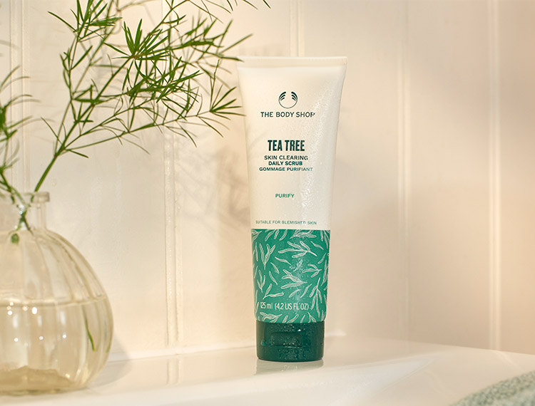 1033602_TEA_TREE_SKIN_CLEARING_DAILY_SCRUB_SILVER_INAEVPS018